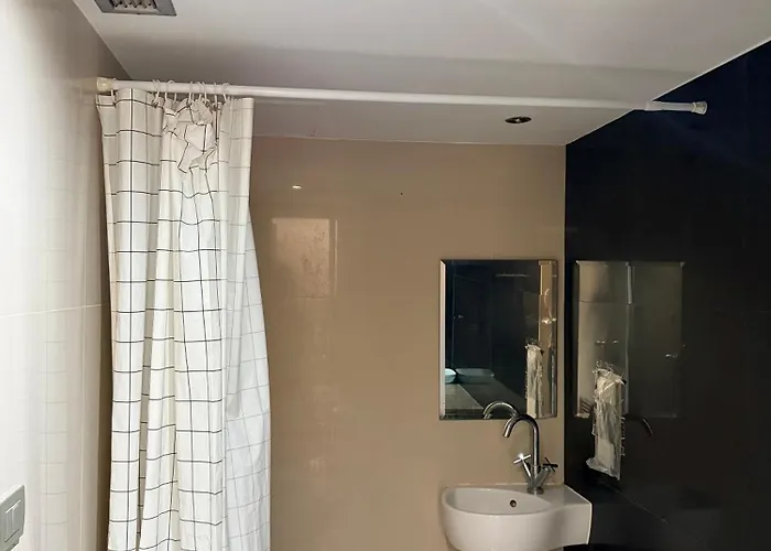 Omni Tower Serviced Nana 公寓